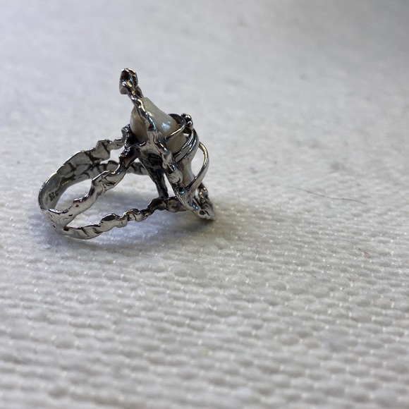 Stunning Freshwater Pearl Ring in Sterling Silver Setting - Picture 6 of 8